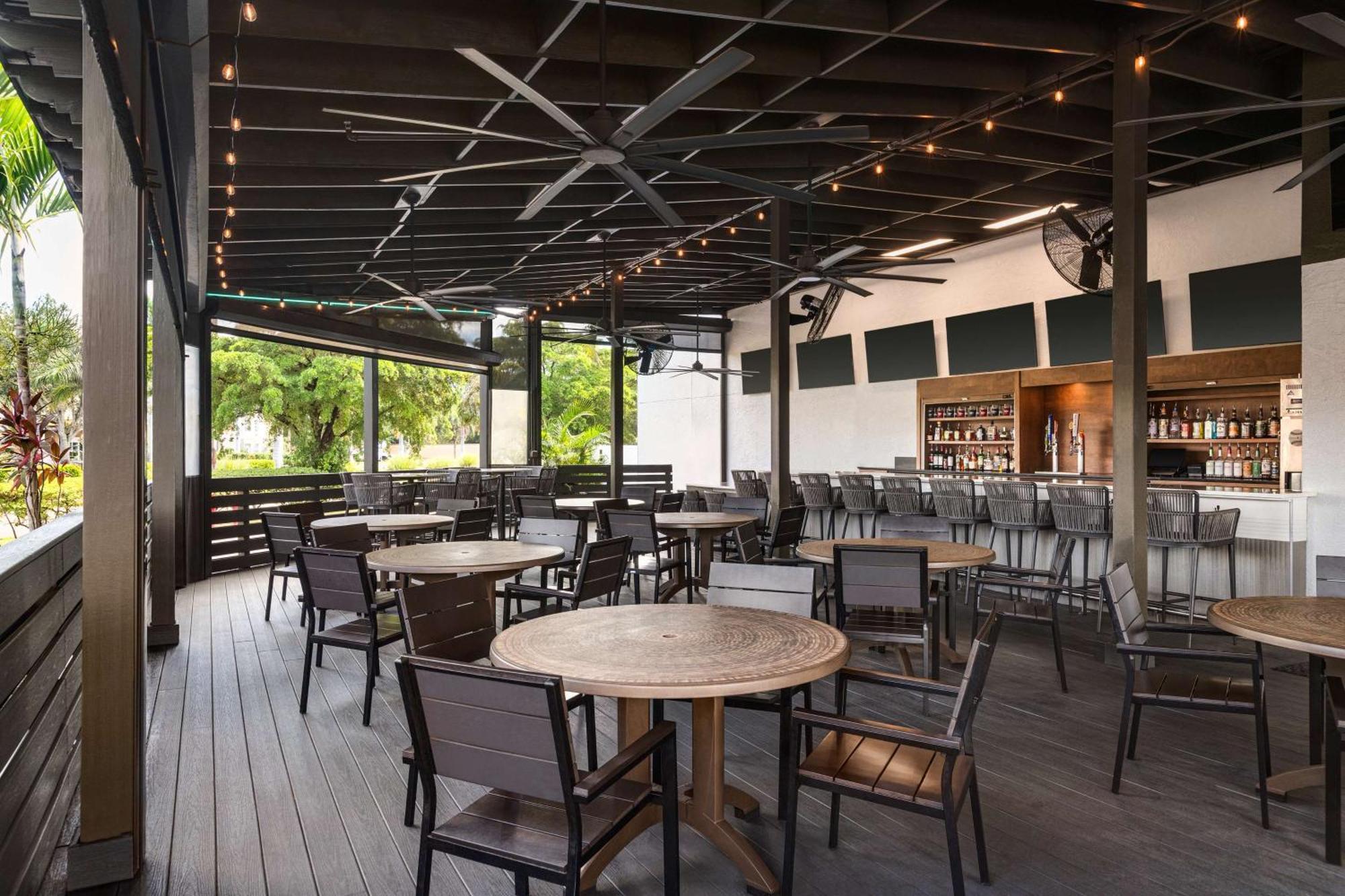 Doubletree By Hilton Fort Myers At Bell Tower Shops Extérieur photo