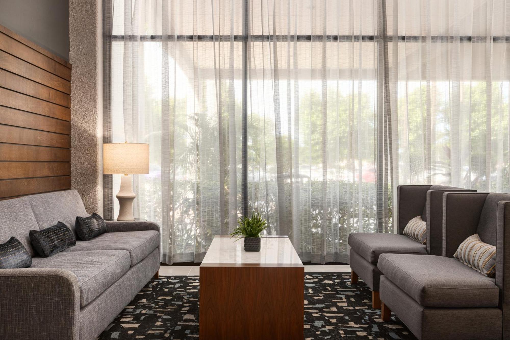 Doubletree By Hilton Fort Myers At Bell Tower Shops Extérieur photo