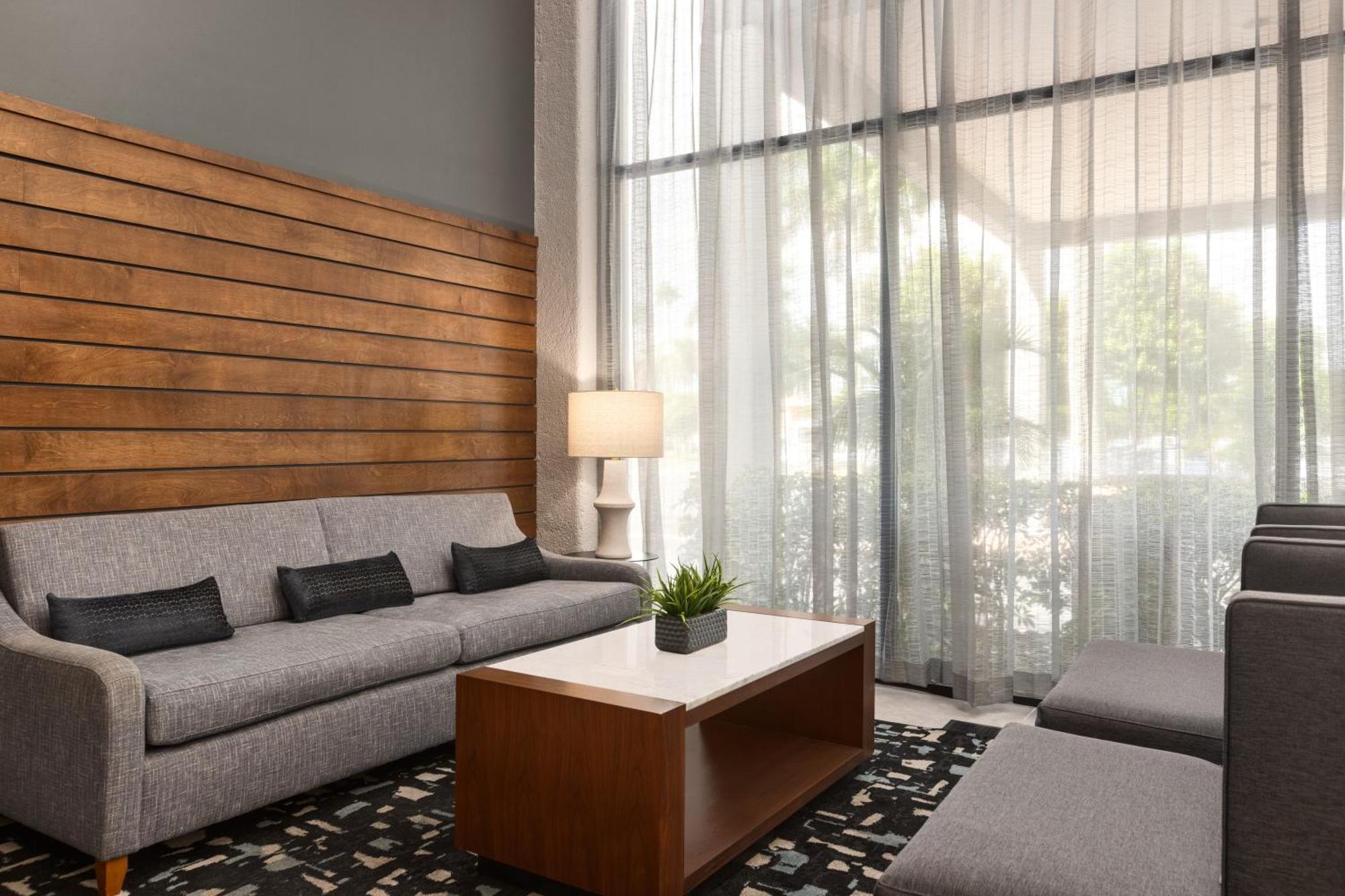 Doubletree By Hilton Fort Myers At Bell Tower Shops Extérieur photo
