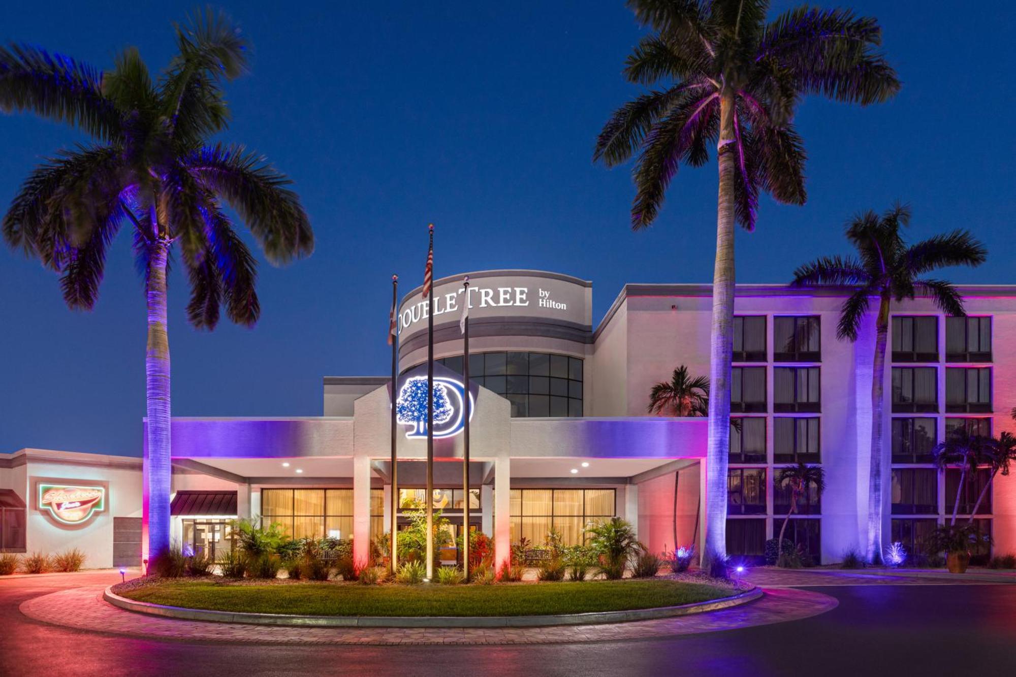 Doubletree By Hilton Fort Myers At Bell Tower Shops Extérieur photo